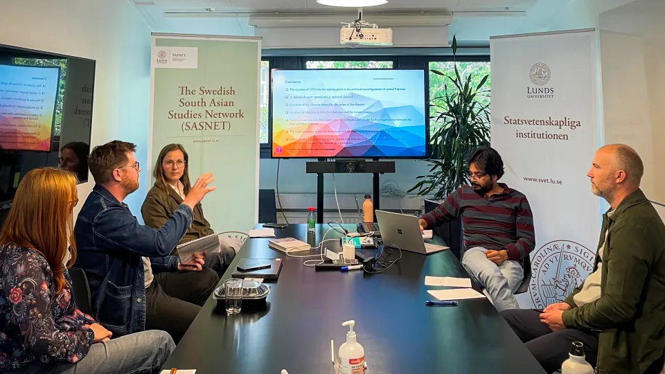 Marcussen and Chatterjee holding a seminar in Lund. 