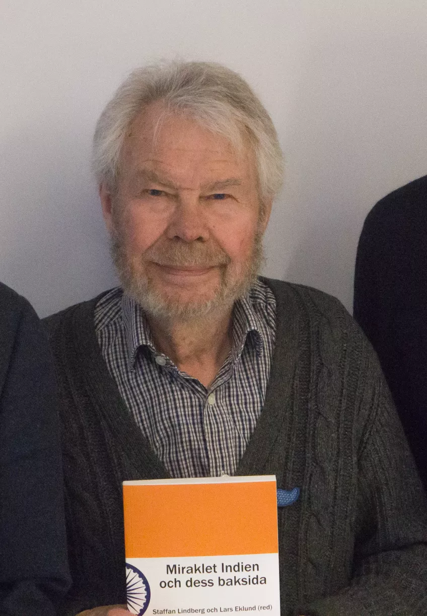 Former SASNET Director Staffan Lindborg holding one of his books. Photo.